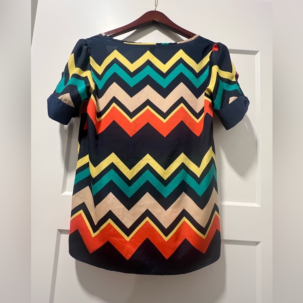 Francesca's Collections Green and Navy Boxy Graphic Tee - Picture 4 of 4